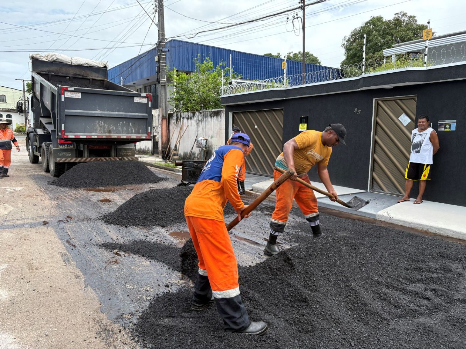 Prefeitura de Manaus atende solicitação de moradores do bairro São José e recupera via com novo asfalto