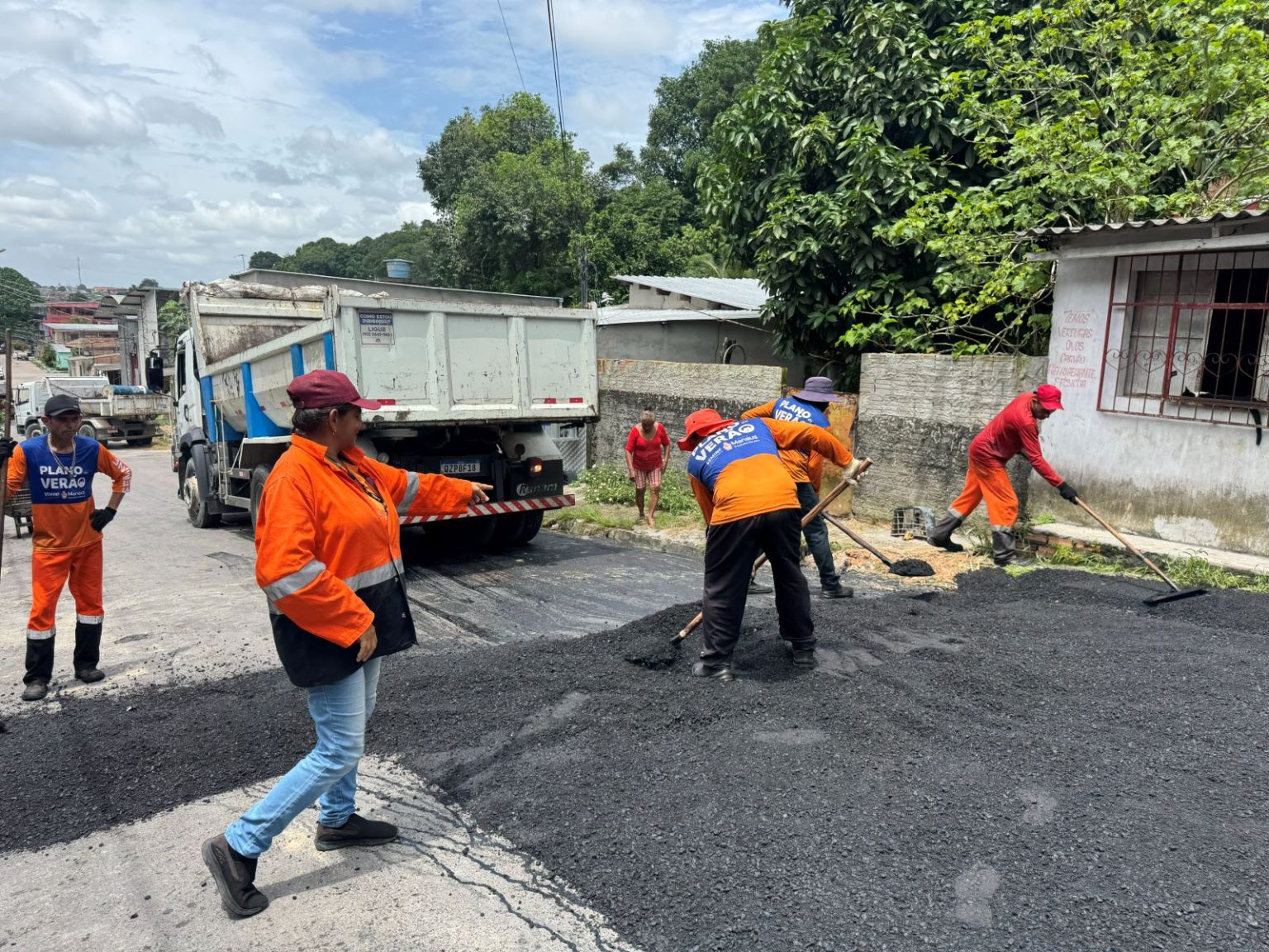 Prefeitura realiza recuperação asfáltica no bairro Jorge Teixeira
