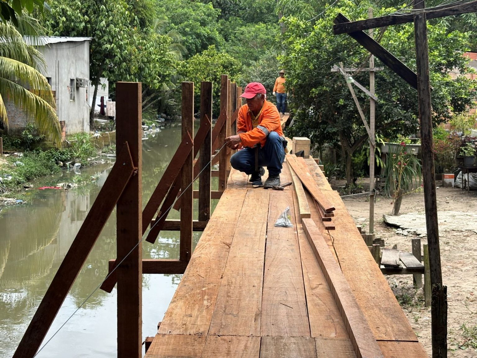 Prefeitura constrói ponte na comunidade Nova Esperança