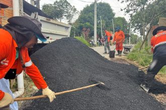 Prefeitura de Manaus leva asfalto pela primeira vez e muda a realidade da rua Angelina Coimbra, na comunidade Coliseu