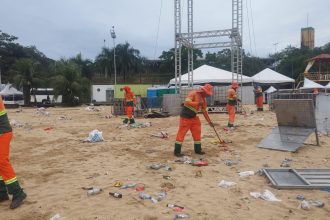 Prefeitura realiza operação de limpeza na praia da Ponta Negra