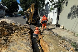 Prefeitura de Manaus realiza recuperação de drenagem obstruída por lixo no Centro