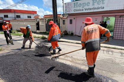 Prefeitura de Manaus realiza serviços de recuperação asfáltica em via do bairro Cidade Nova