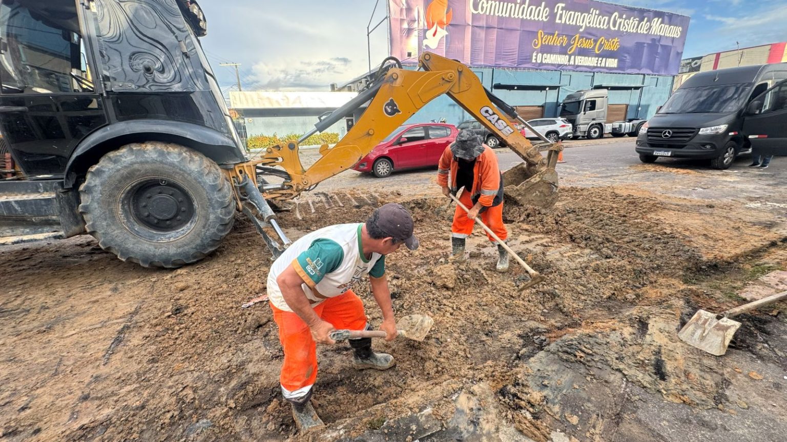 Prefeitura de Manaus recupera drenagem danificada após falha de serviço da concessionária de água no Centro