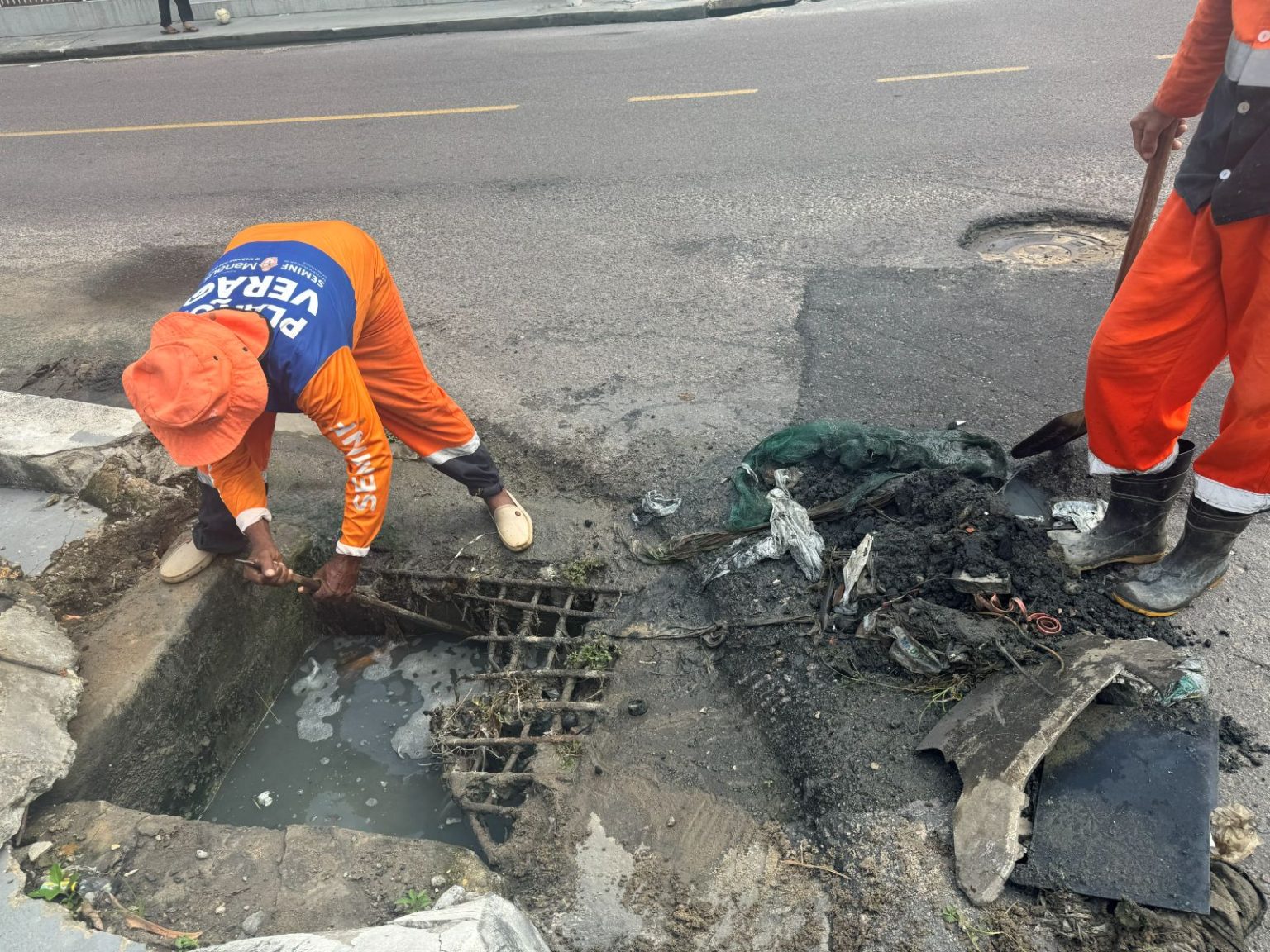 Prefeitura de Manaus reforça serviços de limpeza e desobstrução de caixas coletoras no bairro Petropólis