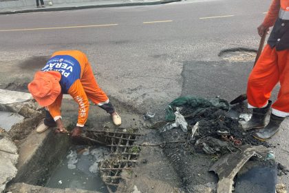 Prefeitura de Manaus reforça serviços de limpeza e desobstrução de caixas coletoras no bairro Petropólis