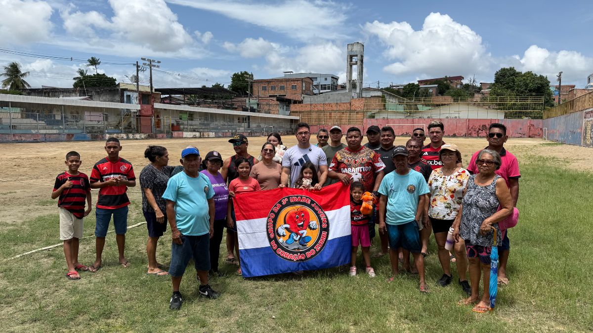 Rodrigo Guedes e moradores do Zumbi cobram a reforma do Campo do Coração Zumbi pela Prefeitura de Manaus, que recebeu emenda parlamentar de R$ 400 mil
