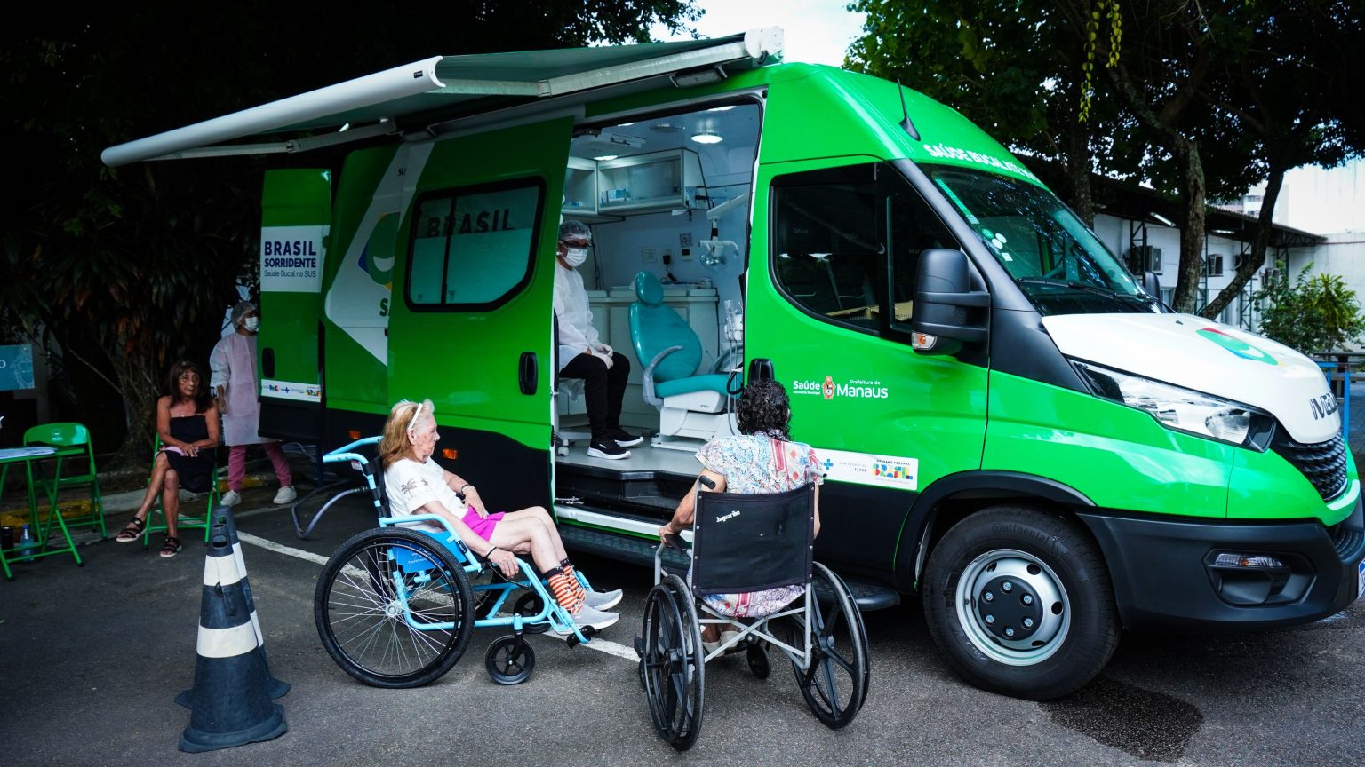 Unidade odontológica móvel da prefeitura atende 215 usuários na Fundação Dr. Thomas