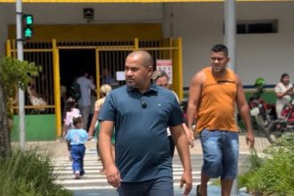 Sérgio Baré acompanha ação de segurança viária no entorno da Escola Municipal Professor Heleno Nogueira dos Santos