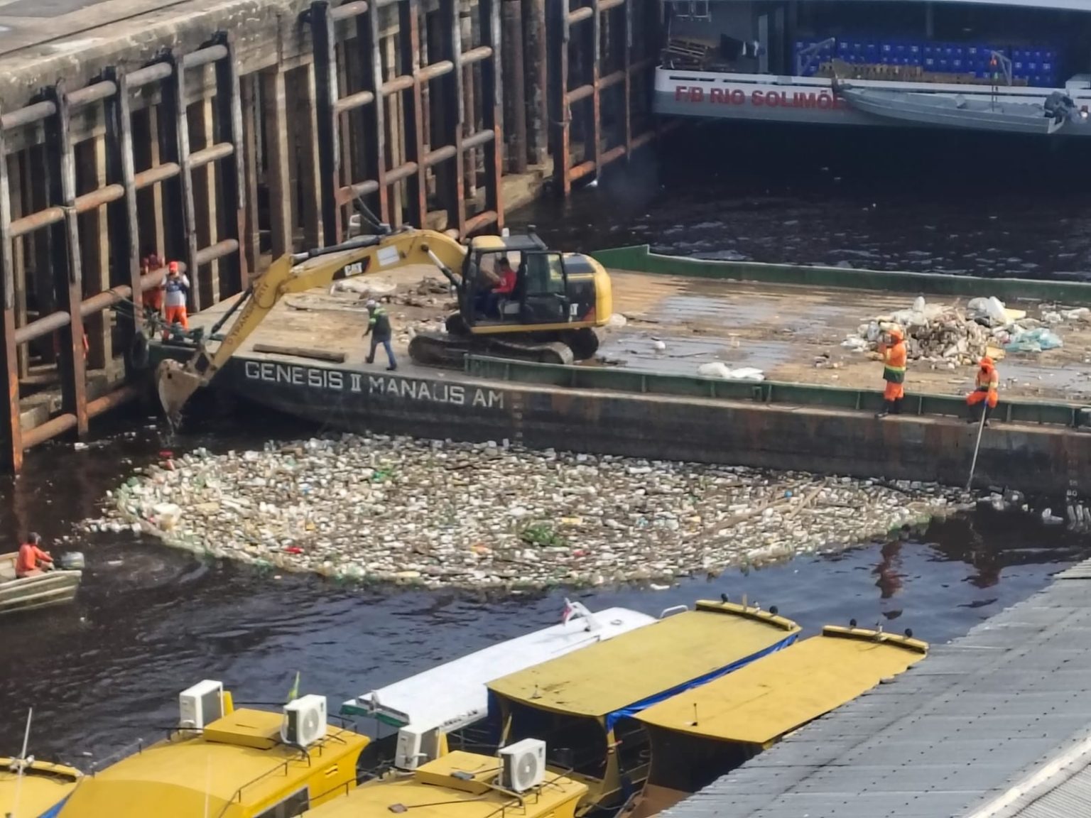 Limpeza em toda a orla do rio Negro após fortes chuvas