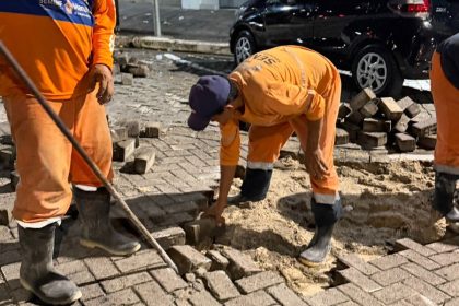 Prefeitura de Manaus realiza obra noturna na avenida Eduardo Ribeiro