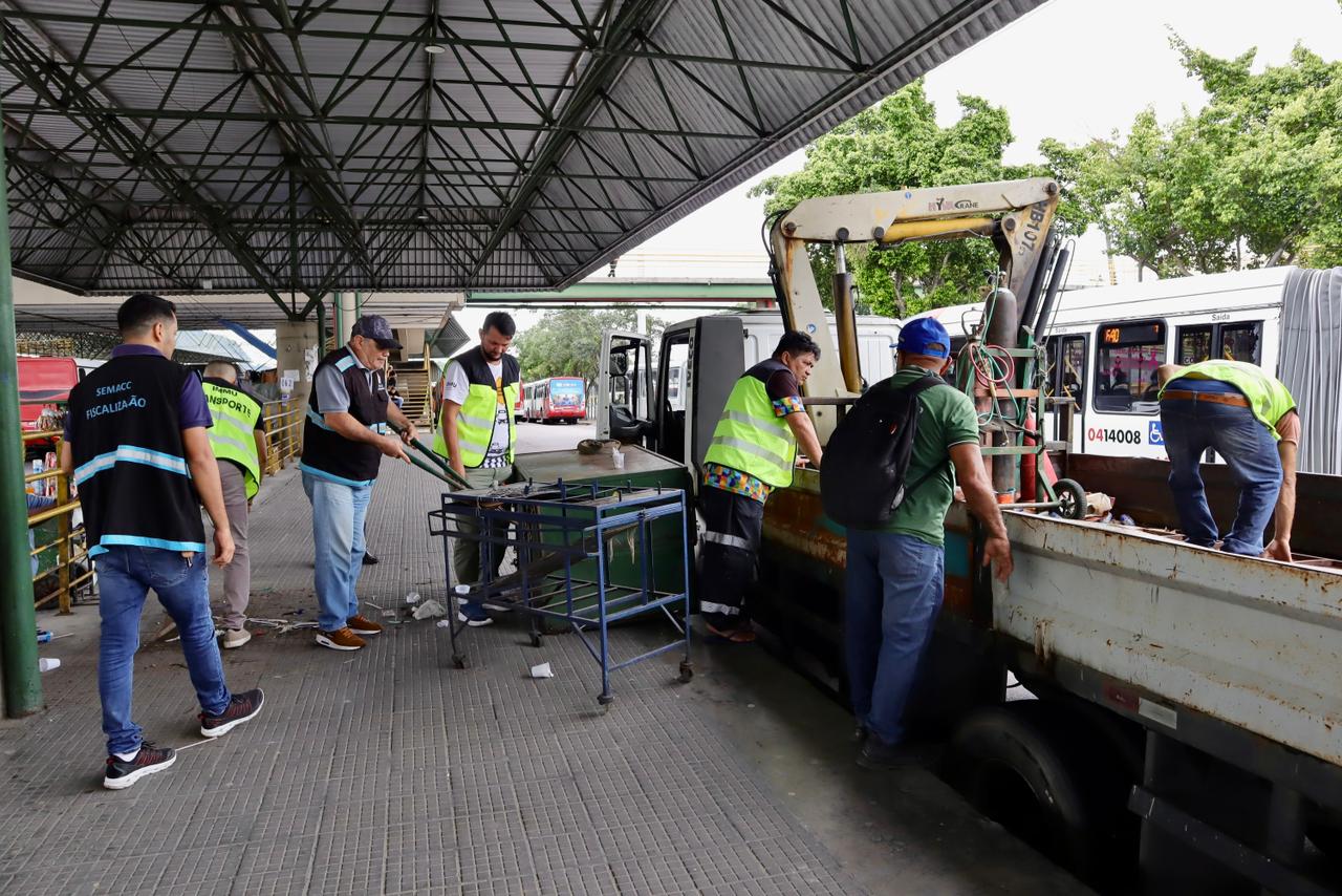 Terminal 4: limpeza e retirada de bancas abandonadas