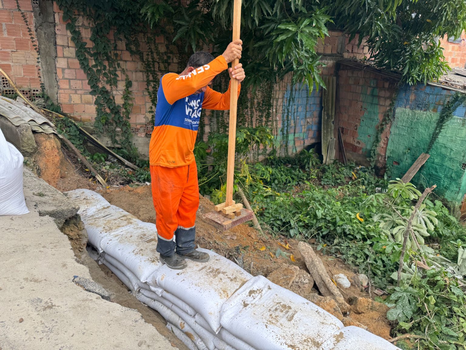 Contenção de Erosão no bairro Japiim com técnica de rip-rap