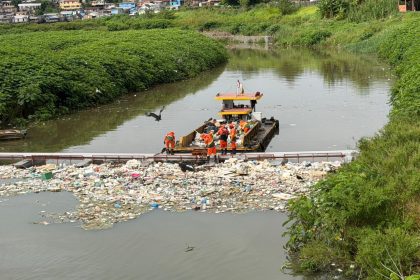 14ª ecobarreira da PMM impede 40 toneladas de lixo no rio Negro