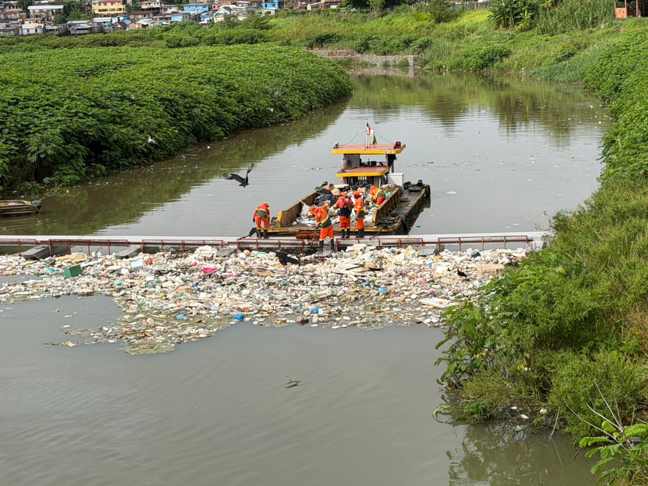 14ª ecobarreira da PMM impede 40 toneladas de lixo no rio Negro