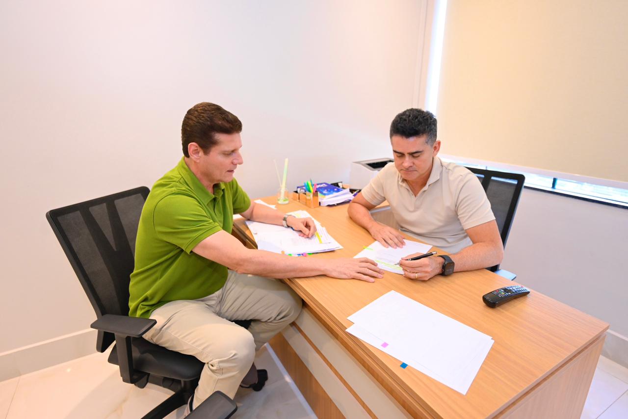 David Almeida reduz tarifa de ônibus para R$ 5