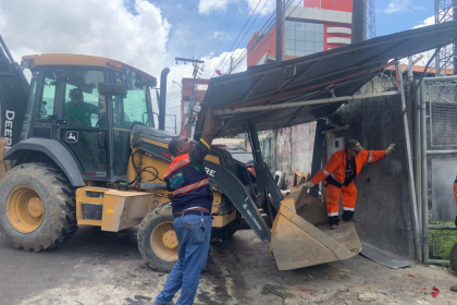 Prefeitura realiza duas demolições administrativas em áreas públicas nas zonas Sul e Oeste de Manaus