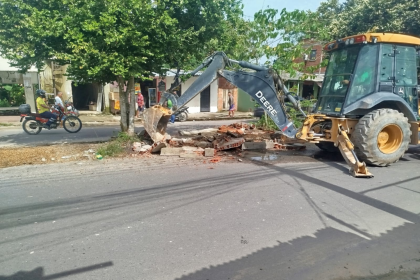 Prefeitura realiza duas demolições em áreas públicas na zona Norte de Manaus