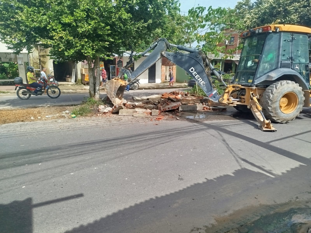 Prefeitura realiza duas demolições em áreas públicas na zona Norte de Manaus