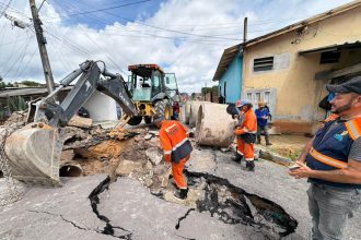 Prefeitura atua em cratera provocada por descarte irregular