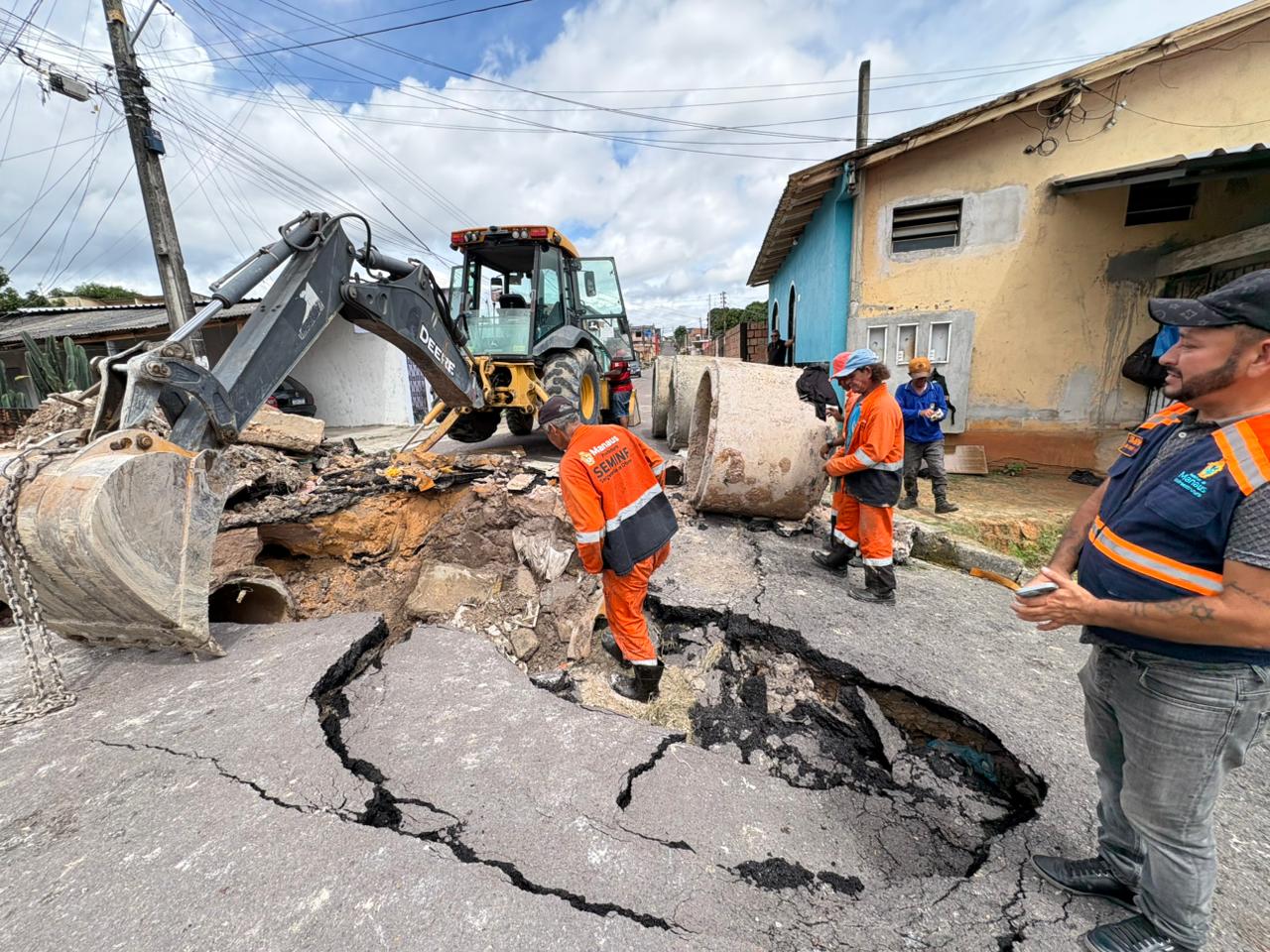 Prefeitura atua em cratera provocada por descarte irregular