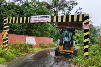 Prefeitura faz demolição de limitador de altura que impedia passagem de ônibus no Tarumã-Açu