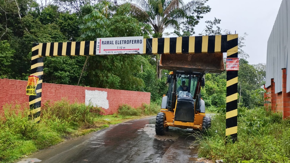 Prefeitura faz demolição de limitador de altura que impedia passagem de ônibus no Tarumã-Açu