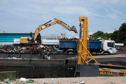 PMM realiza primeiro transbordo do lixo retirado da orla em 2026