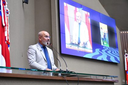 Cabo Maciel repercute na tribuna da Aleam avanços na educação e no setor produtivo em Santo Antônio do Matupi