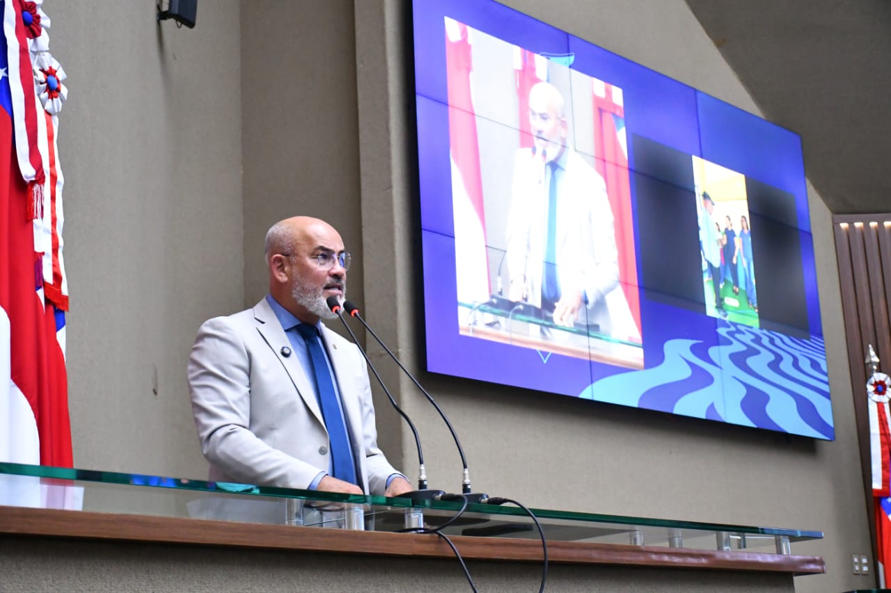 Cabo Maciel repercute na tribuna da Aleam avanços na educação e no setor produtivo em Santo Antônio do Matupi