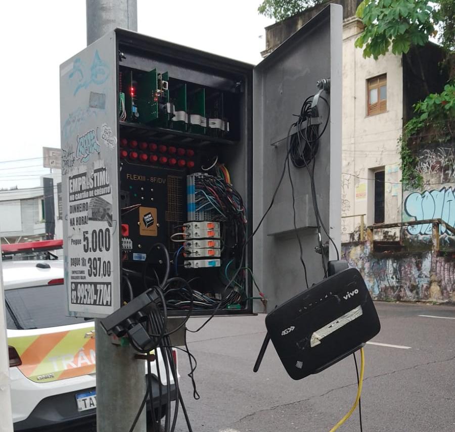 Ação de vandalismo em caixa de semáforo no Centro de Manaus