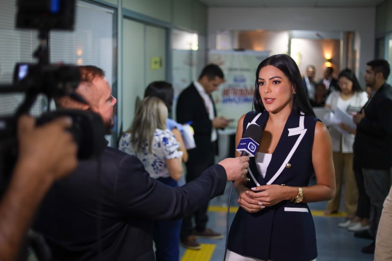 Deputada Mayra Dias reforça cobranças na educação após TCE recomendar afastamento de secretária no Amazonas