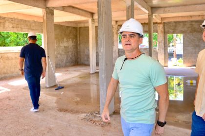 David Almeida vistoria obras estratégicas da saúde no bairro Aleixo