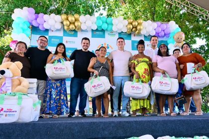 Prefeito David Almeida entrega mais 400 kits do programa ‘Mãe Manauara’ e consolida política de cuidado familiar desde o pré-natal