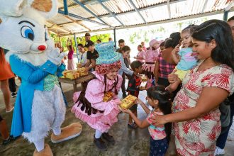 Prefeitura de Manaus leva alegria e solidariedade a comunidades ribeirinhas com 2ª edição da ‘Páscoa na Floresta’