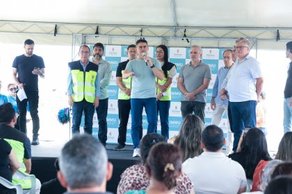 Prefeito David Almeida entrega novos ônibus em Manaus