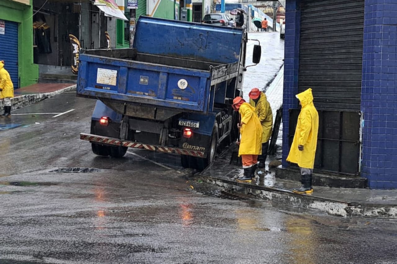 Prefeitura reforça limpeza de drenagem no centro histórico