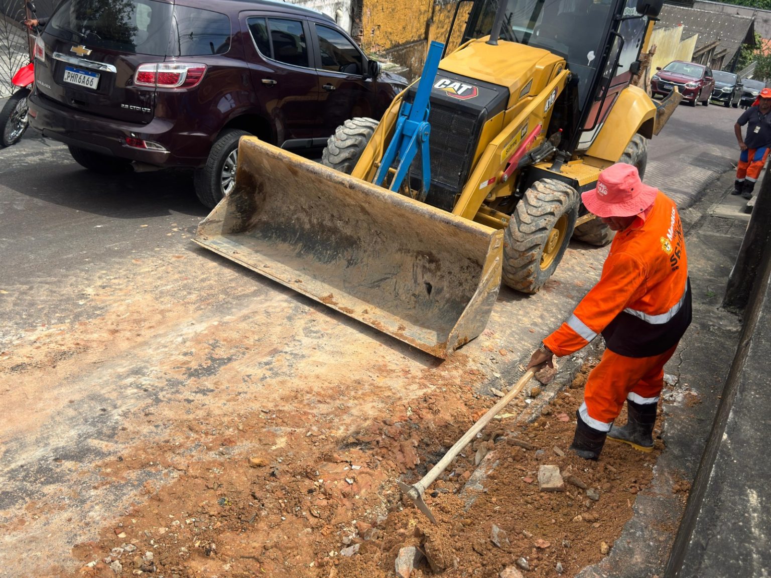 Recuperação de drenagem e eliminação de cratera na rua Tito Bittencourt