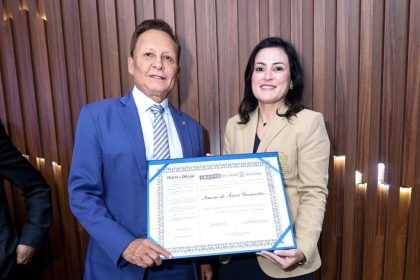 Adjuto Afonso entrega título de Cidadã do Amazonas à diretora da CNC, Simone Guimarães