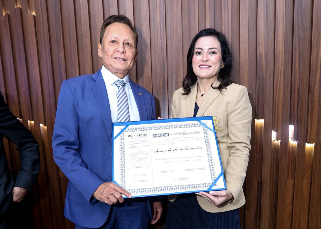 Adjuto Afonso entrega título de Cidadã do Amazonas à diretora da CNC, Simone Guimarães