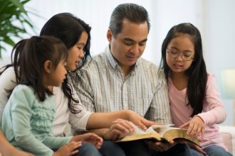 Como Árvore Plantada: Fortalecendo a Fé em Família