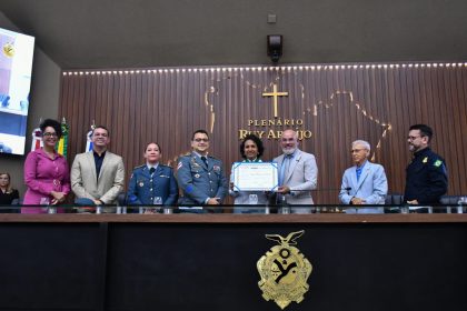 Cabo Maciel concede o Título de Cidadã Amazonense à Major QOPM Franciane, coordenadora do Formando Cidadão