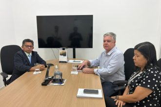 Sinésio Campos garante reativação de fábrica de gelo parada há meses e leva alívio a pescadores no Amazonas