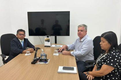 Sinésio Campos garante reativação de fábrica de gelo parada há meses e leva alívio a pescadores no Amazonas