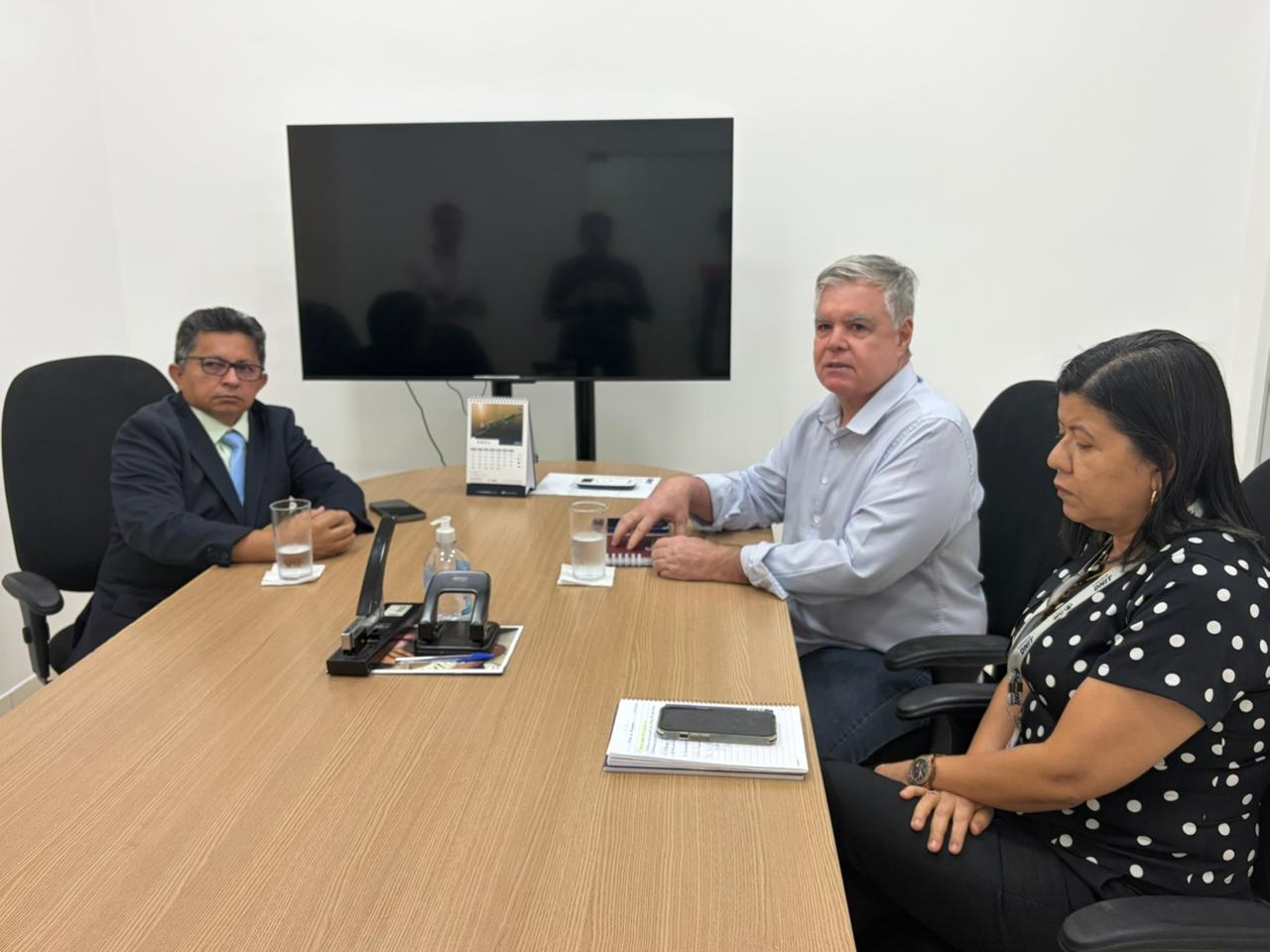 Sinésio Campos garante reativação de fábrica de gelo parada há meses e leva alívio a pescadores no Amazonas