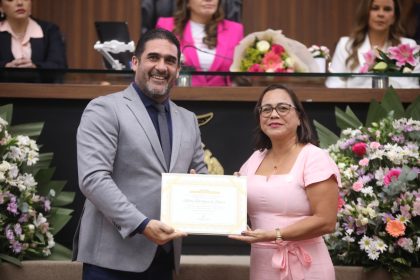 Deputado Cristiano D’Angelo entrega diploma ‘Mulher Cidadã Amazonense’ à professora da rede estadual, Nilda Barbosa