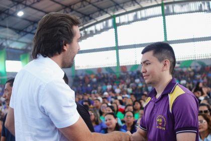 Deputado Thiago Abrahim participa da abertura do ano letivo em Maués e destaca R$ 5 milhões em emendas
