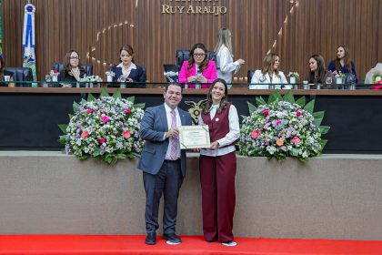 Wilker Barreto concede Diploma Mulher Cidadã Amazonense à defensora pública Rosimeire Barbosa