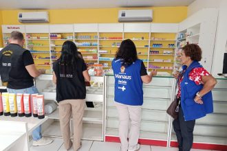 Visa Manaus fiscaliza drogarias em situação irregular em ação conjunta com o CRF-AM