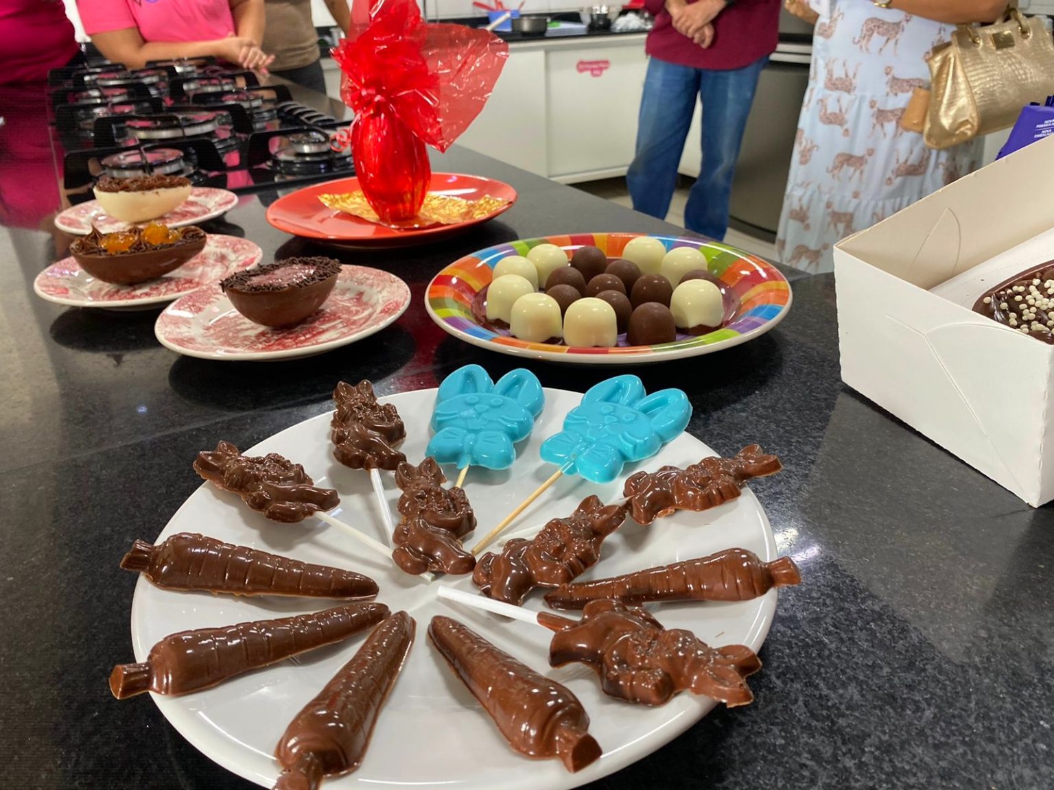 Oficina de Ovos Artesanais voltada à geração de renda na Páscoa.